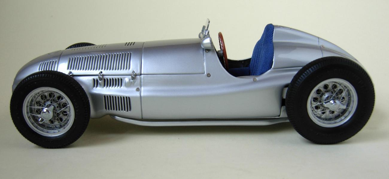 MERCEDES W165 1939 street version 1/18 CMC M018 voiture miniature de MERCEDES W165 1939 street version 1/18 CMC M018 voiture miniature de